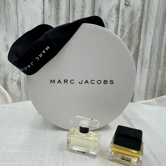 Marc Jacobs by Marc Jacobs him and her Fragrance White Round Box - Picture 5 of 5